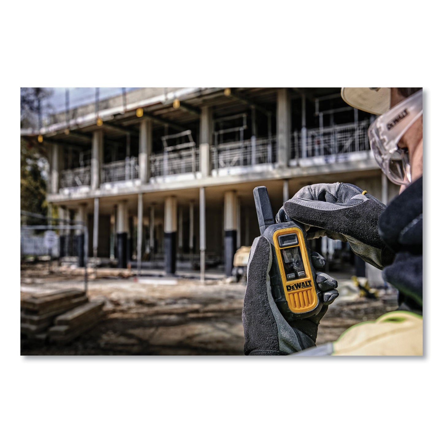 DXFRS300BCH Heavy-Duty Walkie Talkies, 6 Radios, 1 W, 22 Channels